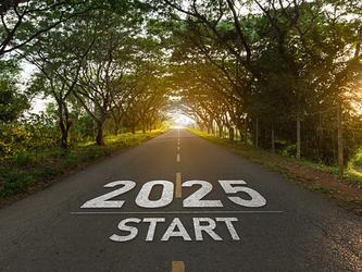 road surrounded by trees, marked with 2025 and start